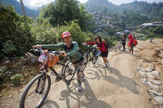 Bạn trẻ chọ xe đạp làm phương tiện đi phượt rất thich hợp