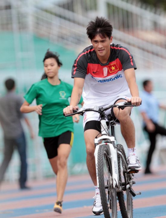  người hâm mộ cũng đã bắt gặp Công Vinh thích thú với việc đạp xe vòng quanh SVĐ Thống Nhất.