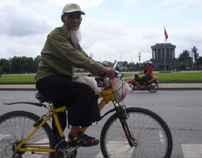 Cụ ông 85 tuổi đi xe đạp ra viếng lăng chủ tịch hồ chí minh