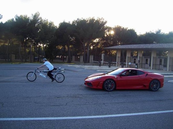 xe đạp địa hình đánh bại siêu xe Ferrari mạnh nhất thế giới