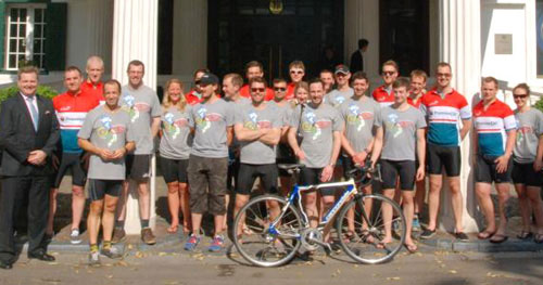 Đạp xe đạp vòng quanh thế giới gây quỹ ủng hộ trẻ em nghèo