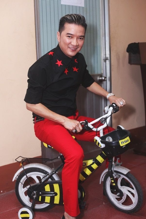 Ông hoàng nhạc việt Đàm Vĩnh Hưng cưỡi xe đap đi hát