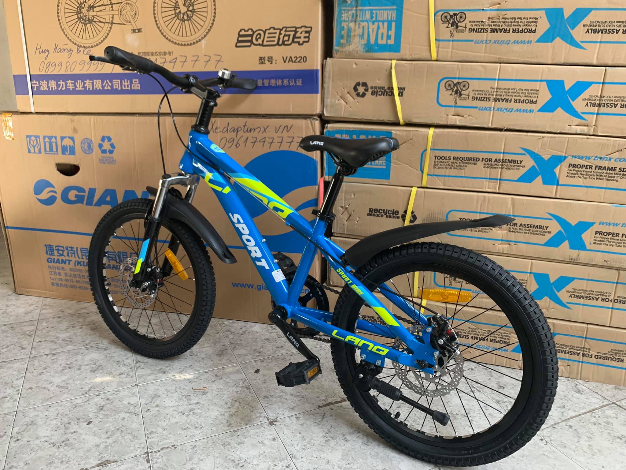 Xe đạp trẻ em giá rẻ tại cửa hàng Huy Hoàng 